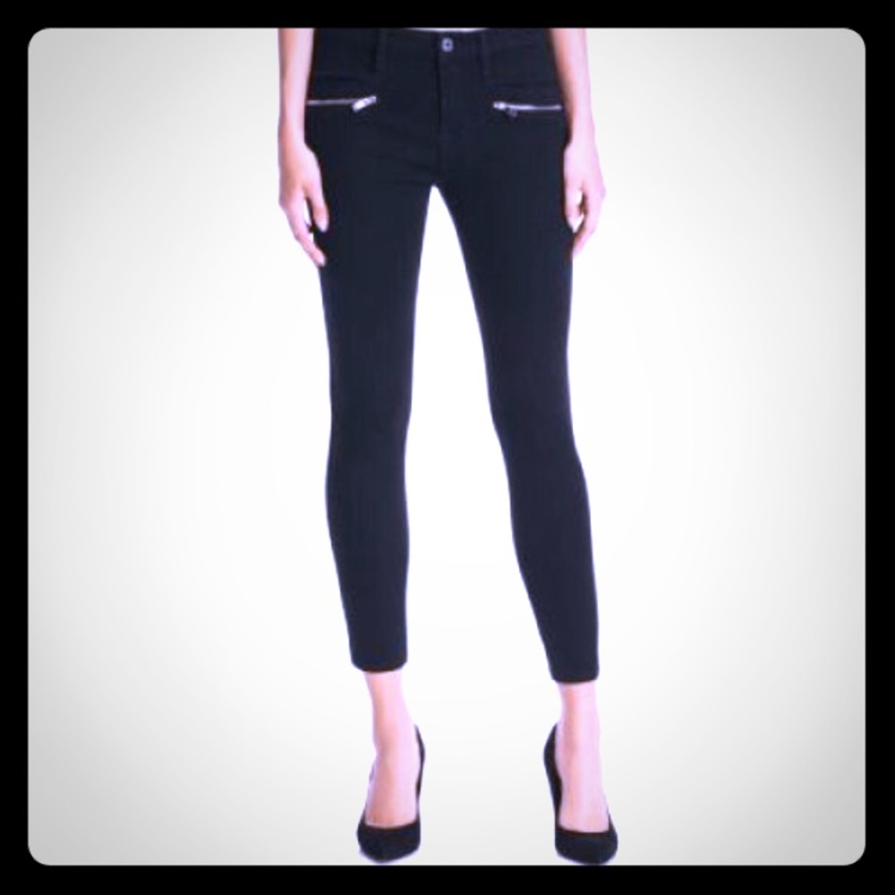 Black skinny jeans with zipper detail✨
